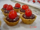 Forminha de Massa Salgada c/ Recheio de Brigadeiro e Cereja