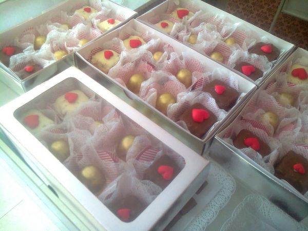 Caixa com 09 Trufas ou Doces